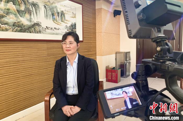 方敏接受記者采訪。 李佩珊 攝 方敏接受記者采訪。 李佩珊 攝