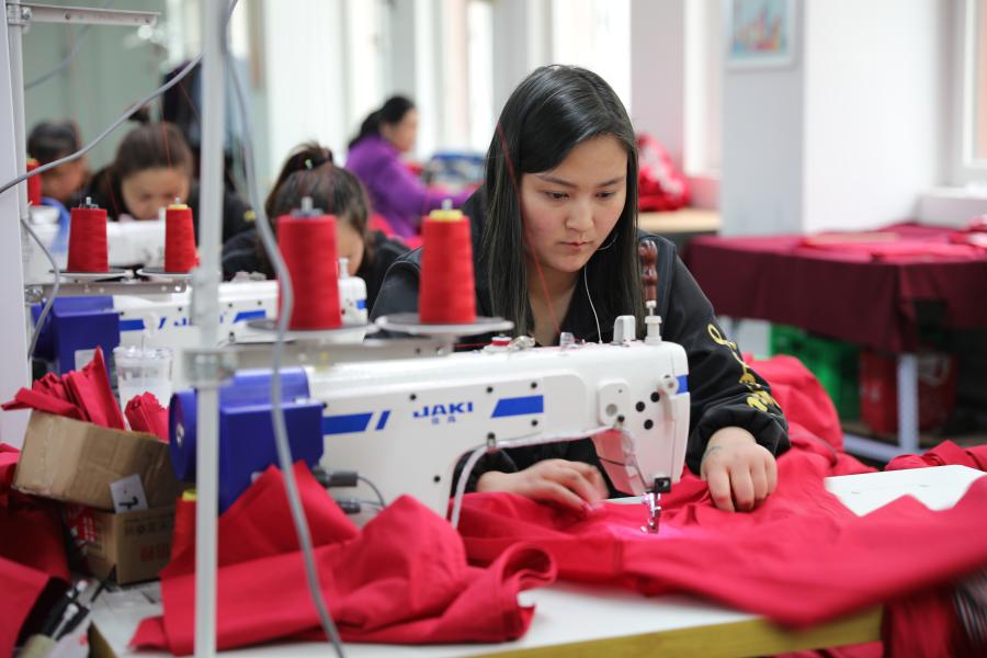 3月17日，照金村村民在社區(qū)工廠內(nèi)工作。 新華社記者藺娟 攝