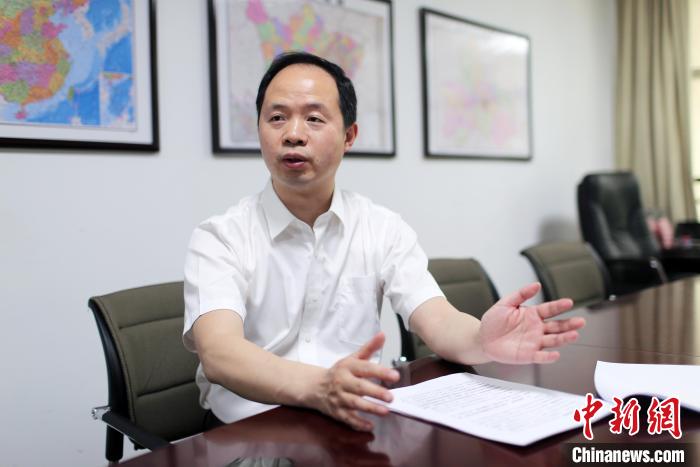 胡建林接受記者專訪?！⊥趵?攝