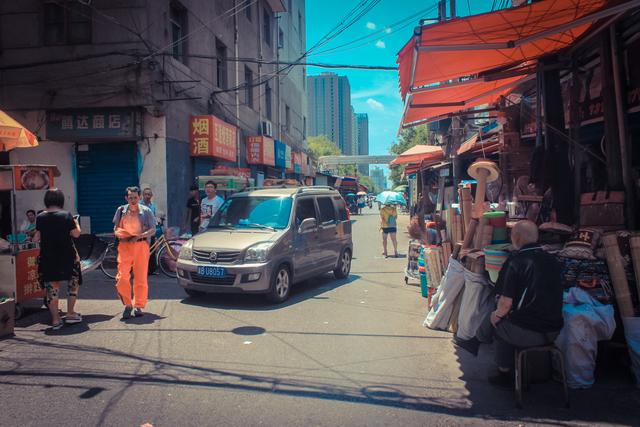 城市里的鄉(xiāng)村，西安西八里村紀實，小巷中這條標語，有些念不出口