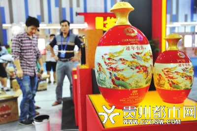 布置展臺。