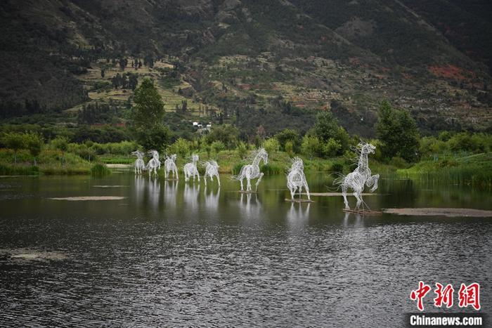 7月9日,鳳羽鎮(zhèn)濕地中的藝術(shù)裝置“白駒過隙”。<a target='_blank' >中新社</a>記者 劉冉陽 攝 點(diǎn)擊進(jìn)入下一頁