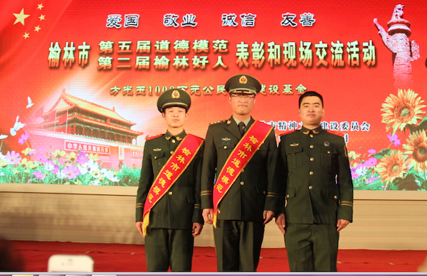 “吶喊哥”李治(左二??jpg