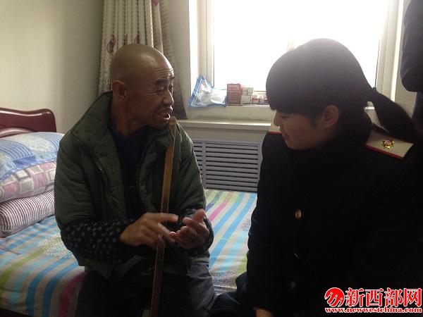 聽??人講述滄桑過去感念幸福今??jpg