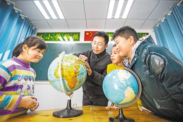 1月11日,巫山縣竹賢鄉(xiāng)下莊村小,教師彭淦正在給學生上課。