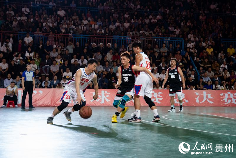 貴州省第二屆“美麗鄉(xiāng)村”籃球聯(lián)賽總決賽現(xiàn)場(chǎng)。人民網(wǎng)記者 涂敏攝.jpg
