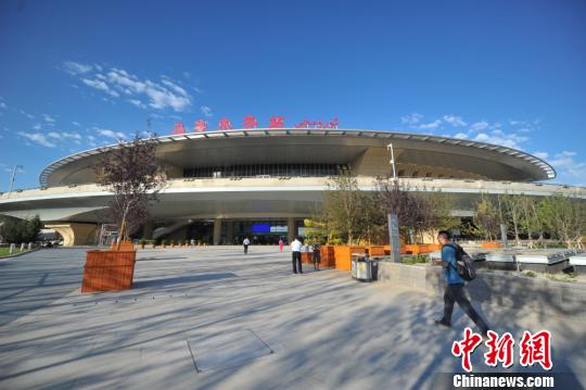 新疆規(guī)模最大鐵路交通樞紐烏魯木齊站（新客站）試運(yùn)營(yíng)