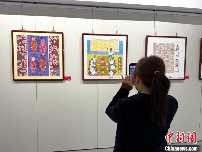 圖為民眾參觀農(nóng)民畫作品?!∶疯O瀧 攝 圖為民眾參觀農(nóng)民畫作品?!∶疯O瀧 攝