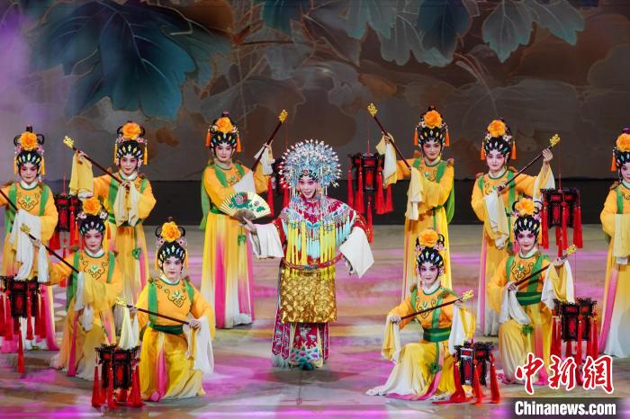 12月8日至12日,第十一屆中國—東盟(南寧)戲劇周在廣西南寧市舉行。圖為粵劇《貴妃醉酒》演出現場。陳冠言 攝