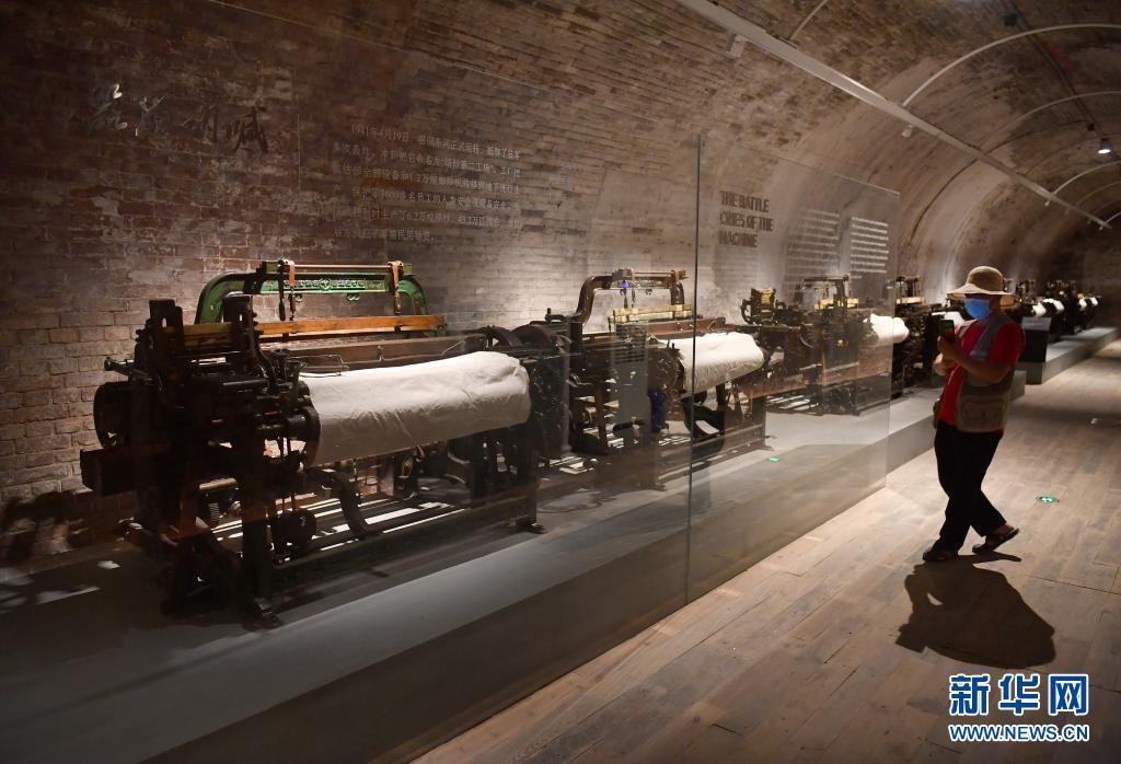 6月9日，游客在“窯洞工廠”內(nèi)參觀。