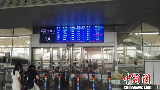 上海虹橋至西安北的G1921次列車旅客檢票進(jìn)站?！堄癖瓟z