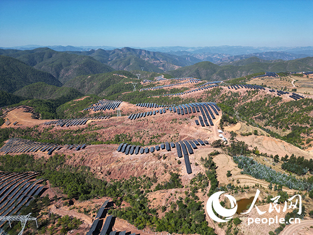 云南南華羅文村的山坡上,一塊塊光伏板連接成片。人民網(wǎng)記者 程浩攝