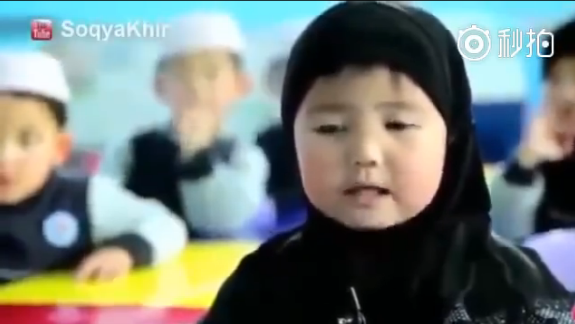 網(wǎng)上流傳的“甘肅可愛的背經(jīng)小女孩”視頻截圖