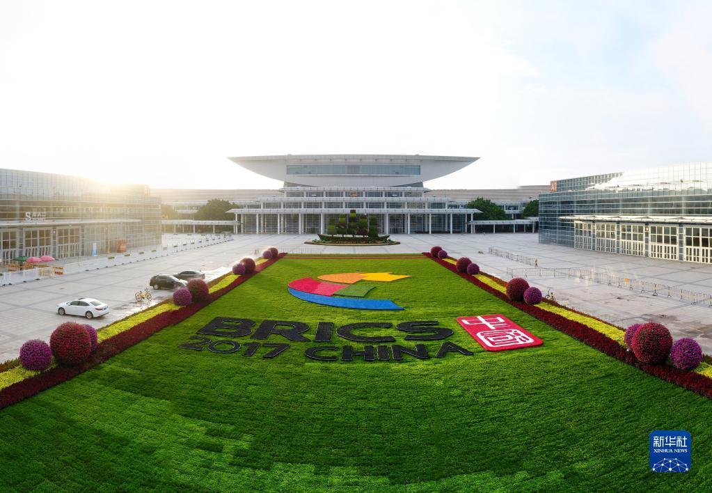 這是布置在廈門國際會展中心廣場上的金磚國家領(lǐng)導人廈門會晤主題花壇（2017年8月24日攝）。新華社記者 姜克紅 攝