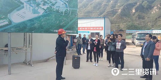 車村煤礦一號(hào)井位于子長縣余家坪鎮(zhèn)劉家鹼村，距子安公路1.2公里，距子長縣城20公里，是延安能源化工集團(tuán)下屬企業(yè)，為煤炭資源整合項(xiàng)目，也是延安市重點(diǎn)建設(shè)項(xiàng)目之一。煤礦工作人員向采訪團(tuán)介紹，礦井井田面積121平方公里,地質(zhì)儲(chǔ)量2.4億噸，主采煤層4層，分別為5號(hào)、3-1、3-2、3-3號(hào)煤，其中5號(hào)煤層平均厚度2.06米，3號(hào)煤層平均厚度0.81米。煤種為QM45-46號(hào)氣煤，屬低灰、低硫、低磷、高熱值、高揮發(fā)、強(qiáng)粘結(jié)的富油煤，屬國內(nèi)外稀缺的煉焦配煤，也是優(yōu)質(zhì)的化工原料。礦井設(shè)計(jì)生產(chǎn)能力120 萬噸/年，配套建設(shè)120萬噸/年的選煤廠。概算投資17.9億元，建設(shè)總工期36個(gè)月，力爭30個(gè)月建成。礦井采用三條斜井開拓，主斜井傾角20°，斜長1049米，帶式輸送機(jī)提煤，并配備架空乘人器，承擔(dān)礦井的主提升、進(jìn)風(fēng)任務(wù)。副斜井傾角22°，斜長895米，采用雙鉤提升有軌運(yùn)輸，承擔(dān)礦井的輔助提升、進(jìn)風(fēng)任務(wù)?；仫L(fēng)斜井傾角20°，斜長966米，承擔(dān)礦井的回風(fēng)任務(wù)。三條斜井均承擔(dān)礦井安全出口任務(wù)。礦井首采工作面分別布置在5煤和3-2 煤兩個(gè)水平，礦井采用中央并列式通風(fēng)，前期為抽出式通風(fēng)，后期為分區(qū)式通風(fēng)。礦井采掘采用綜合機(jī)械化開采，工作面裝備采煤機(jī)、刮板輸送機(jī)、掩護(hù)式液壓支架等先進(jìn)機(jī)械化設(shè)備，達(dá)到國內(nèi)一流水平。截至目前，累計(jì)完成投資9.4億元，占總投資的53%。其中土建工程方面，場區(qū)“七通一平”全面完工，洗選車間主廠房和產(chǎn)品倉主體工程基本完工，年內(nèi)洗煤車間實(shí)現(xiàn)聯(lián)合調(diào)試，生產(chǎn)生活輔助設(shè)施主體完工，正在進(jìn)行內(nèi)飾裝修，部分主控設(shè)備安裝完成，35KV變電站已實(shí)現(xiàn)雙回路供電，投入使用；井巷工程方面，井巷一期工程完成，三條井筒落底揭煤，井巷二期工程已掘進(jìn)1620米，完成二期工程的35%。自開工建設(shè)以來，未發(fā)生一起安全生產(chǎn)環(huán)保事故，順利實(shí)現(xiàn)安全生產(chǎn)“零事故”的目標(biāo)。項(xiàng)目預(yù)計(jì)項(xiàng)目建成后，每年可實(shí)現(xiàn)營業(yè)收入6.2億元，實(shí)現(xiàn)利潤2億元，上繳稅金1.5億元，可提供1400人的就業(yè)崗位，具有良好的經(jīng)濟(jì)效益和社會(huì)效益，不僅對(duì)集團(tuán)公司煤炭產(chǎn)能提升和清潔轉(zhuǎn)化具有重要意義，更是將為地方經(jīng)濟(jì)發(fā)展發(fā)揮重要的帶動(dòng)作用。