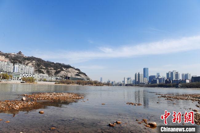 圖為2018年3月中旬,天藍(lán)水清的蘭州黃河岸畔。(資料圖) 楊艷敏 攝 圖為2018年3月中旬,天藍(lán)水清的蘭州黃河岸畔。(資料圖) 楊艷敏 攝