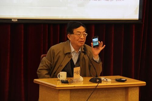 葉培建向觀眾展示嫦娥三號(hào)傳回來的尚未對(duì)外發(fā)布的月球最新圖片。吳晶平 攝