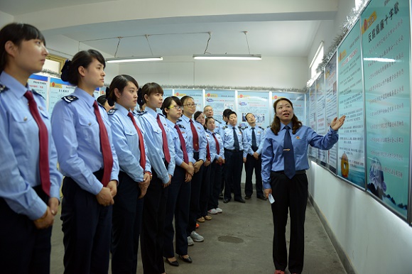 ??0??3日網(wǎng)稿)渭濱區(qū)檢察院為地稅干部打職務(wù)犯罪預(yù)防??jpg