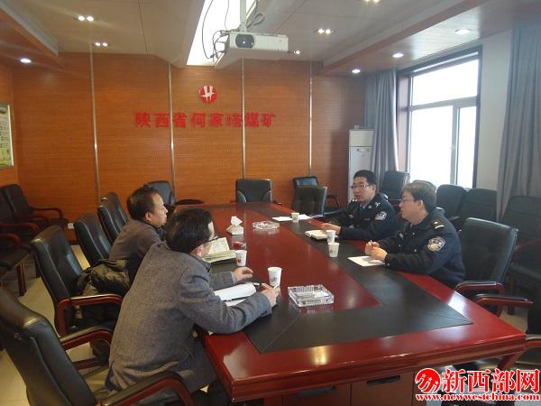 大柳塔派出所與何家塔煤礦負(fù)責(zé)人談??- 復(fù)件 (1).JPG