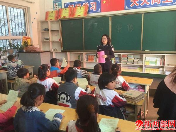 大柳塔派出所女民警法制宣??jpg