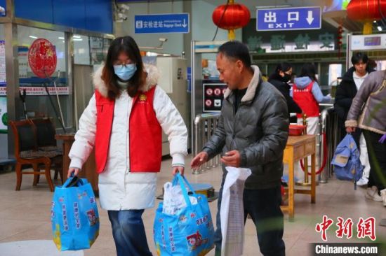資料圖為2025年春運(yùn)期間，青年志愿者在青海省西寧市的客運(yùn)站幫助旅客提取行李?！∏嗪Ｊ〗煌ㄟ\(yùn)輸廳供圖