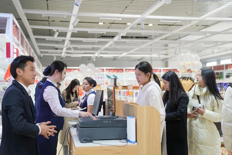 中歐班列進(jìn)口商品(保稅)店內(nèi),旅客排隊(duì)購(gòu)買商品。陳喆攝