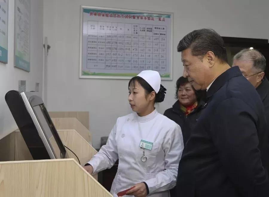 2014年12月13日，習(xí)近平來到鎮(zhèn)江市丹徒區(qū)世業(yè)鎮(zhèn)衛(wèi)生院，了解農(nóng)村醫(yī)療衛(wèi)生事業(yè)發(fā)展和村民看病就醫(yī)情況。圖片來源：新華社