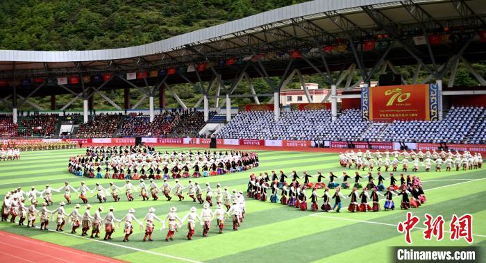 圖為慶祝大會(huì)現(xiàn)場(chǎng)?！⒅铱?攝