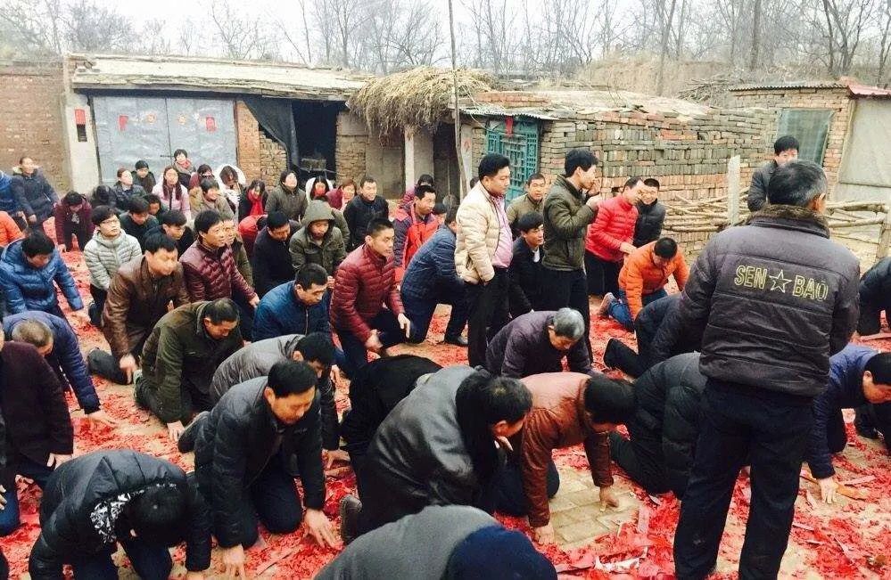 某村舉行宗親團(tuán)拜會(huì)。圖源:網(wǎng)絡(luò) 某村舉行宗親團(tuán)拜會(huì)。圖源:網(wǎng)絡(luò)