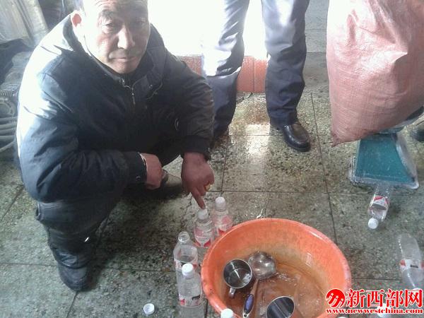 張某在指認(rèn)其配制毒品的工??jpg