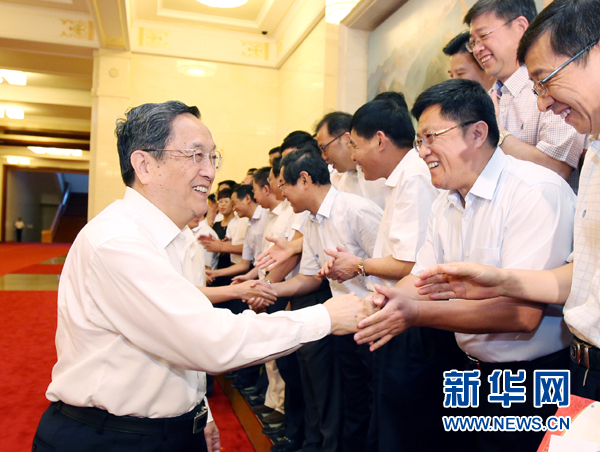 會前，俞正聲、張高麗接見援藏干部代表，向參加對口支援西藏工作的各地區(qū)各部門各單位和廣大援藏干部表示誠摯問候。新華社記者 姚大偉 攝