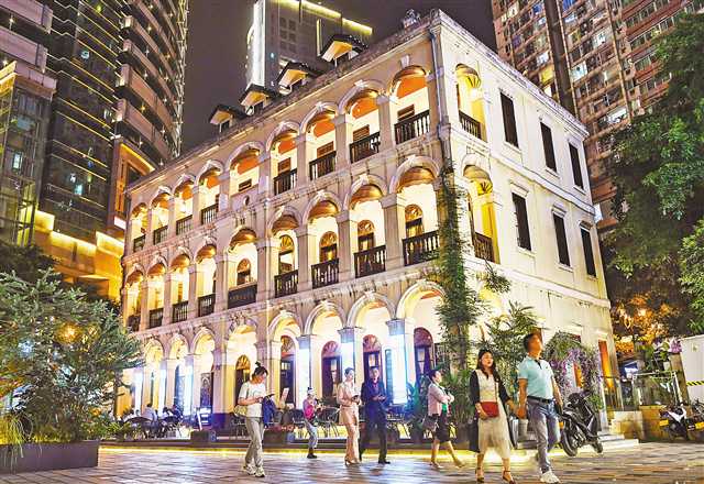 5月23日,渝中區(qū)五四路,夜色中的中英聯(lián)絡(luò)處舊址與周圍的建筑風(fēng)格形成鮮明對(duì)比。