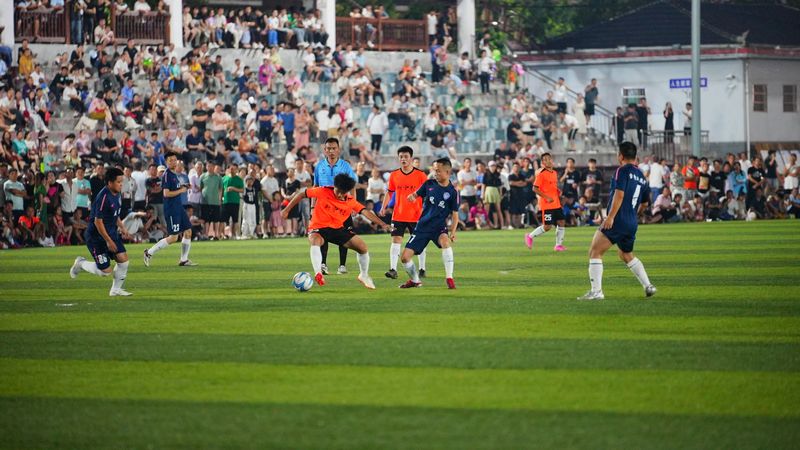 球員們?cè)诰G茵場(chǎng)上奮力踢球。周光勝攝