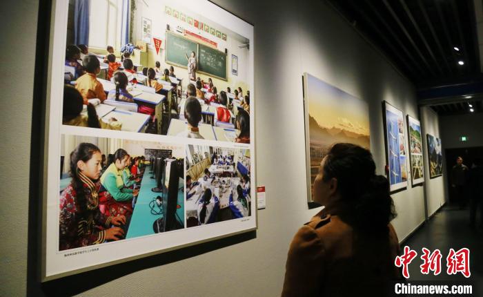 圖為觀眾參觀“跨越昆侖”——青海省脫貧攻堅(jiān)主題藝術(shù)展?！●R銘言 攝