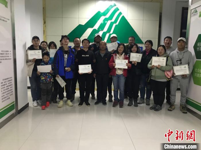 圖為首批訪客合影留念?,敹嗫h委宣傳部供圖 圖為首批訪客合影留念?,敹嗫h委宣傳部供圖