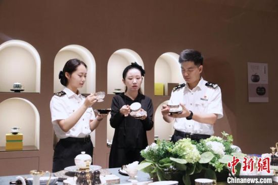 圖為蘭州海關(guān)所屬敦煌機(jī)場(chǎng)海關(guān)關(guān)員向轄區(qū)文創(chuàng)企業(yè)開展業(yè)務(wù)宣講。金陽 攝