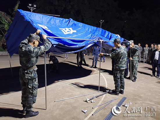 武警官兵正在搭建帳篷