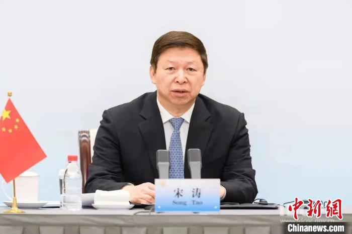 中共中央對外聯(lián)絡(luò)部部長宋濤出席并作主旨講話?!≈新?lián)部 供圖 中共中央對外聯(lián)絡(luò)部部長宋濤出席并作主旨講話?!≈新?lián)部 供圖