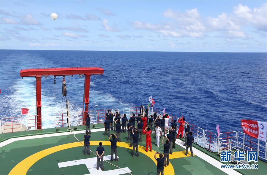 　11月15日，中國第34次南極科學(xué)考察隊放飛心愿氣球。