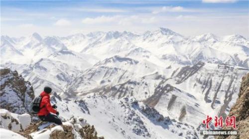 資料圖:圖為2017年4月10日,甘肅肅南境內(nèi)祁連山被一場(chǎng)春雪覆蓋。郎文瑞攝 資料圖:圖為2017年4月10日,甘肅肅南境內(nèi)祁連山被一場(chǎng)春雪覆蓋。郎文瑞攝