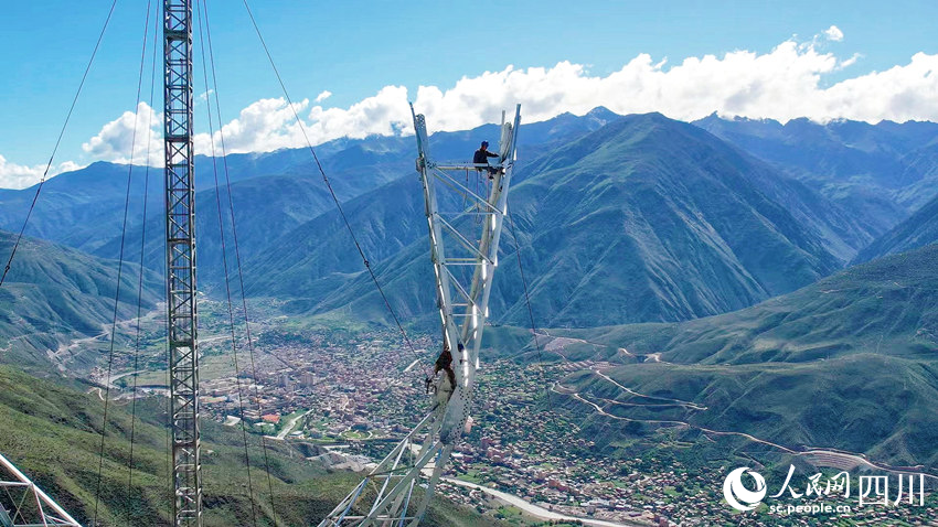 在四川省甘孜州巴塘縣至瀾滄江500千伏線路施工現(xiàn)場,電力工人正在高空進(jìn)行鐵塔組立作業(yè)。劉洋攝 在四川省甘孜州巴塘縣至瀾滄江500千伏線路施工現(xiàn)場,電力工人正在高空進(jìn)行鐵塔組立作業(yè)。劉洋攝