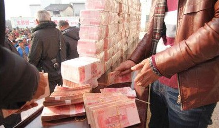 涼山州冕寧縣建設(shè)村給340戶村民分紅,最多的村民領(lǐng)到了30萬