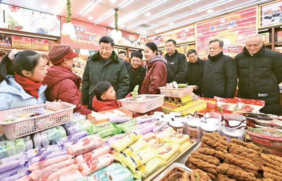 　　2024年2月1日至2日，中共中央總書記、國家主席、中央軍委主席習近平來到天津，看望慰問基層干部群眾。這是1日下午，習近平在天津古文化街考察時，走進店鋪同現(xiàn)場群眾互動交流。 新華社記者 謝環(huán)馳/攝