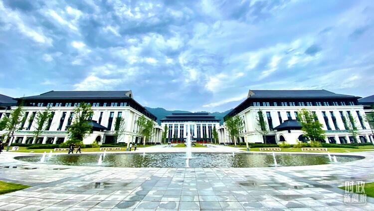 時政新聞眼丨踏訪萬里長江第一城，習(xí)近平調(diào)研這些重要命題