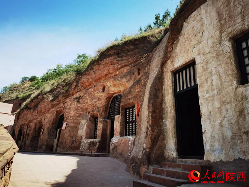 依山而鑿的一排窯洞質(zhì)樸滄桑。人民網(wǎng)記者 魯揚攝