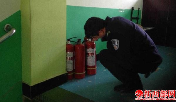 大柳塔派出所對(duì)消防器材檢??jpg