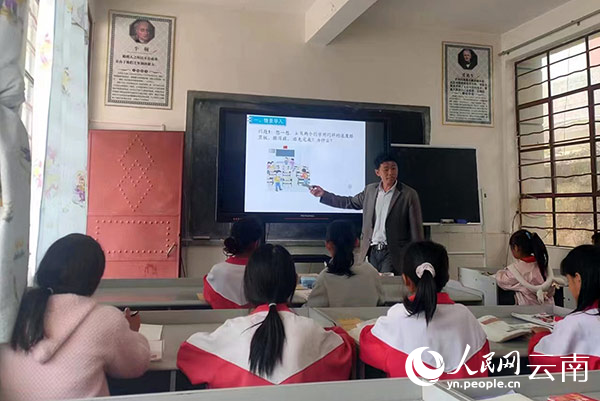 劉應(yīng)科在給孩子們上課。盧英攝