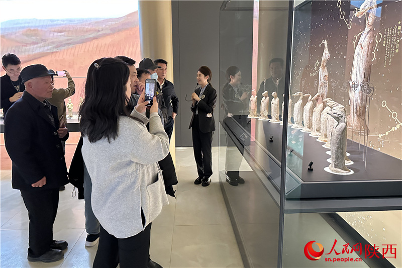 旅客正在參觀展覽。人民網(wǎng)記者 李志強(qiáng)攝