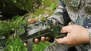 這些長方形的迷彩盒子在野生動物靠近時,會通過熱感應(yīng)開啟拍下它們在鏡頭前活動的視頻和照片。