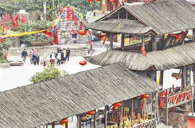 一月十二日,游客在石椅村游玩。